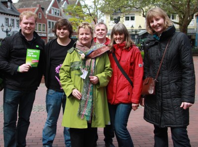 Das Bild zeigt (v.r.n.l.): Direktkandidat Marian Husmann, Alexander Ringbeck (Grüne Jugend), Schulministerin Silvia Löhrmann, den Oelder Ortsverbandsvorsitzenden Wolfgang Thomann sowie Marita Brormann und Barbara Köß, Mitglieder der Fraktion Bündnis 90/Die Grünen im Rat der Stadt Oelde.