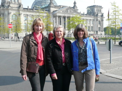 Barbara Köß, Bärbel Höhn und Marita Brormann vor dem Bundestag in Berlin